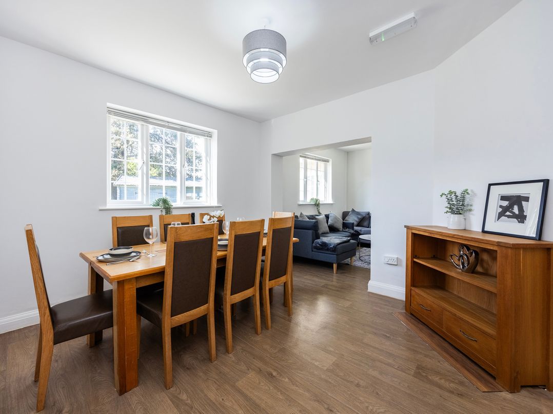 House Sleeps 14 with Parking and Garden