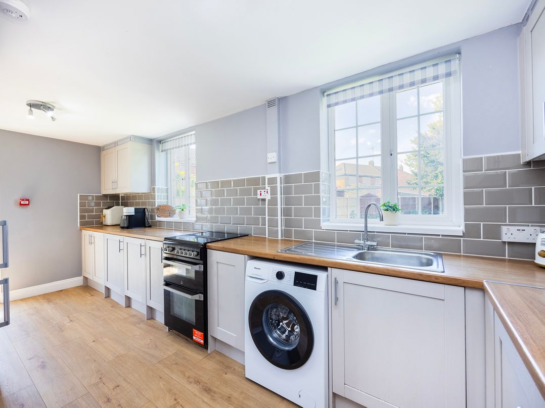 House Sleeps 14 with Parking and Garden