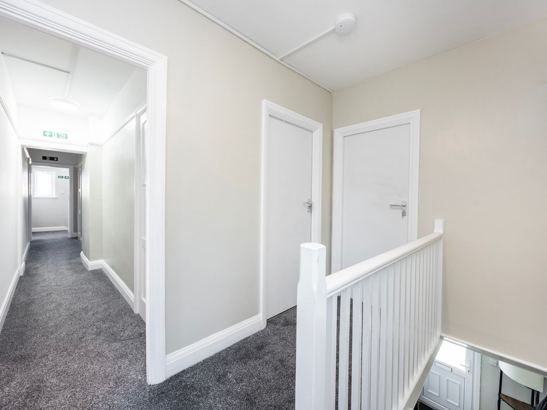 House Sleeps 14 with Parking and Garden