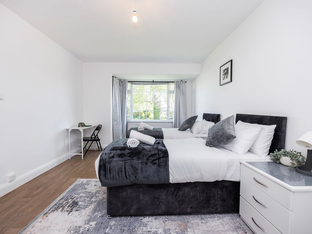 House Sleeps 14 with Parking and Garden