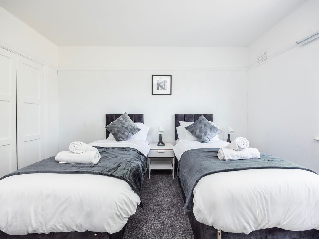 House Sleeps 14 with Parking and Garden