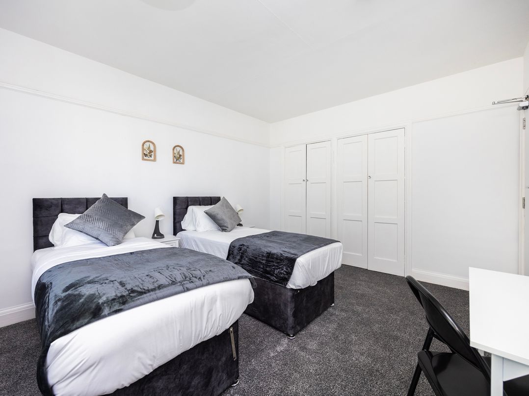 House Sleeps 14 with Parking and Garden