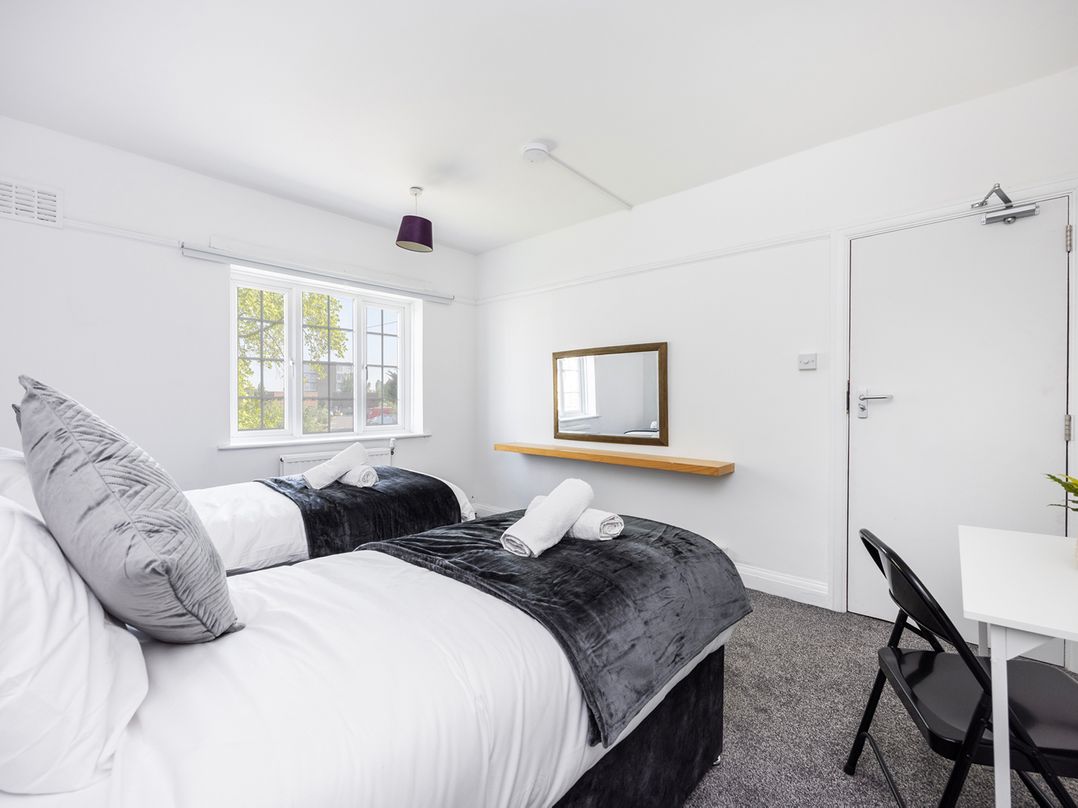House Sleeps 14 with Parking and Garden