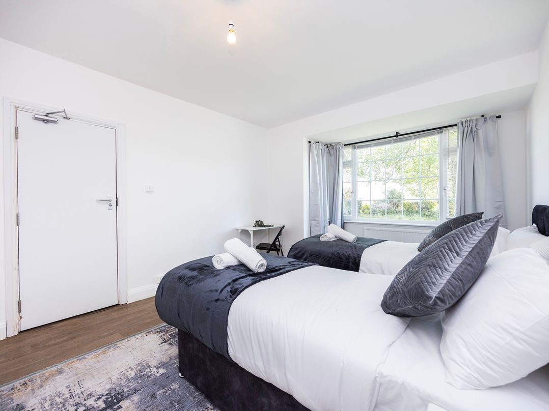 House Sleeps 14 with Parking and Garden