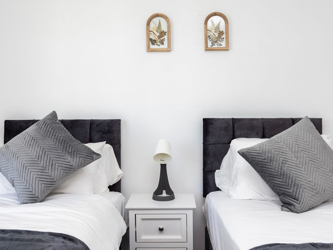 House Sleeps 14 with Parking and Garden