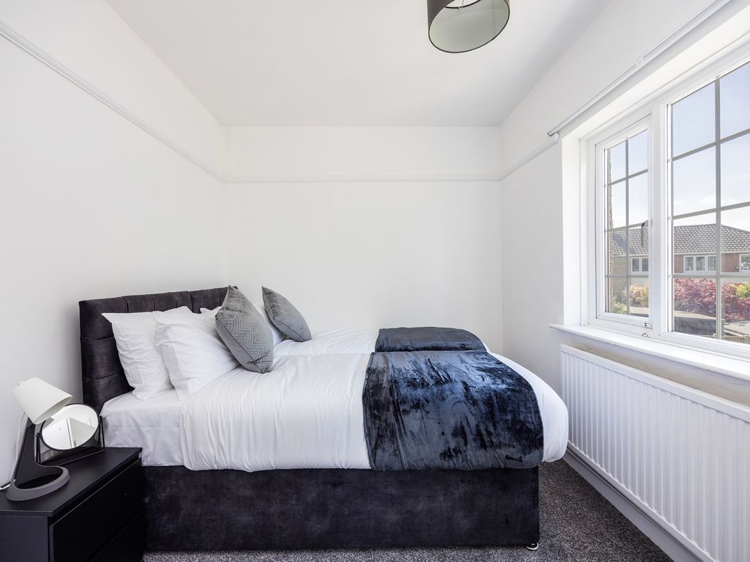 House Sleeps 14 with Parking and Garden