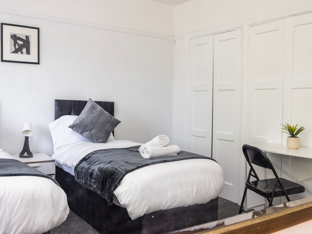 House Sleeps 14 with Parking and Garden