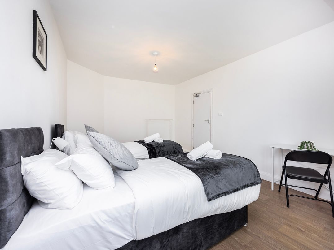 House Sleeps 14 with Parking and Garden
