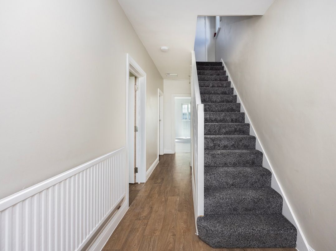 House Sleeps 14 with Parking and Garden