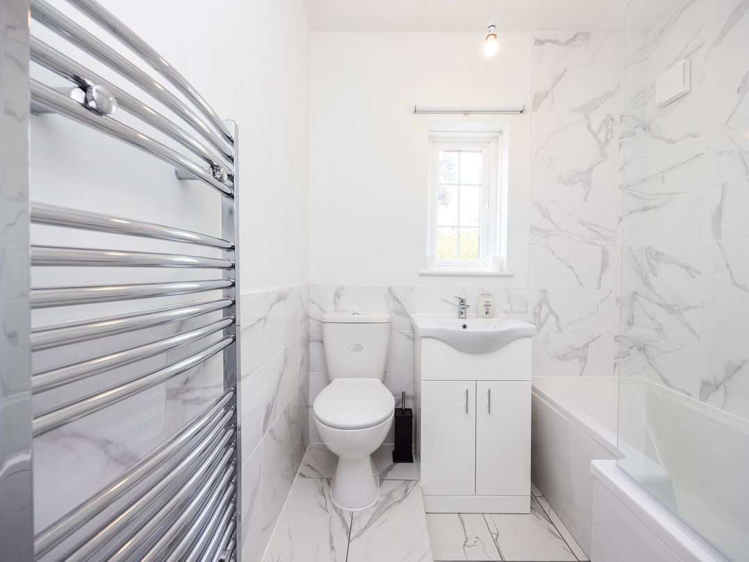 House Sleeps 14 with Parking and Garden