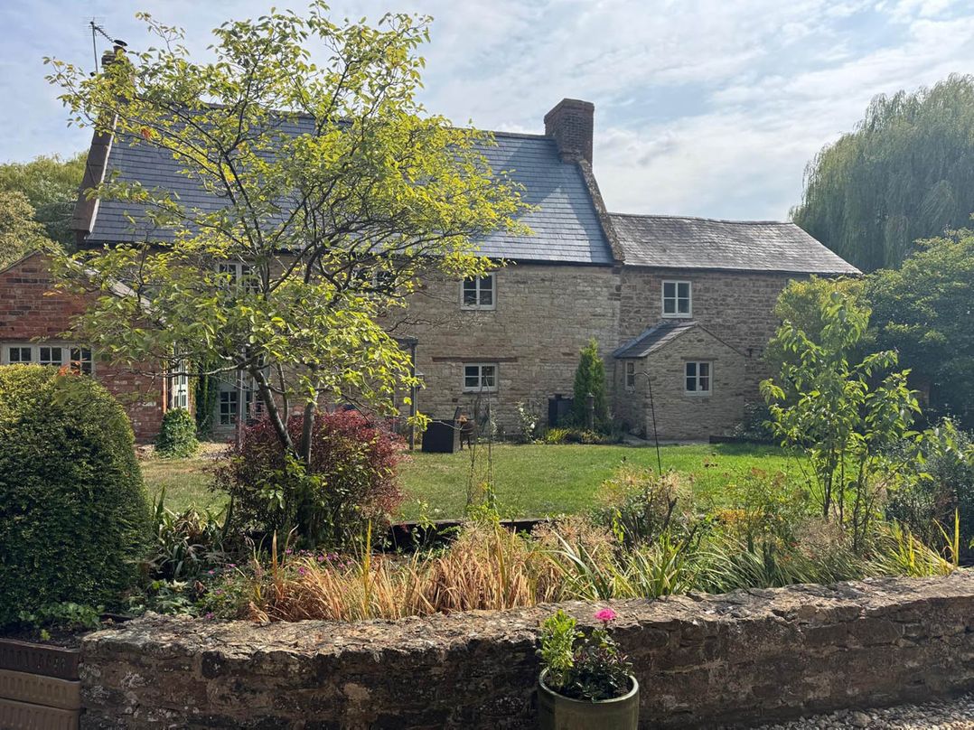 17th Century Farmhouse Near Silverstone Circuit