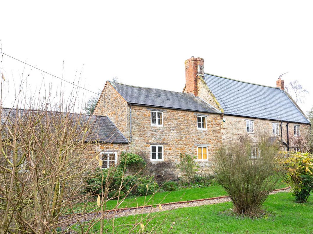 17th Century Farmhouse Near Silverstone Circuit