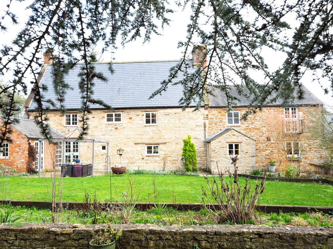 17th Century Farmhouse Near Silverstone Circuit