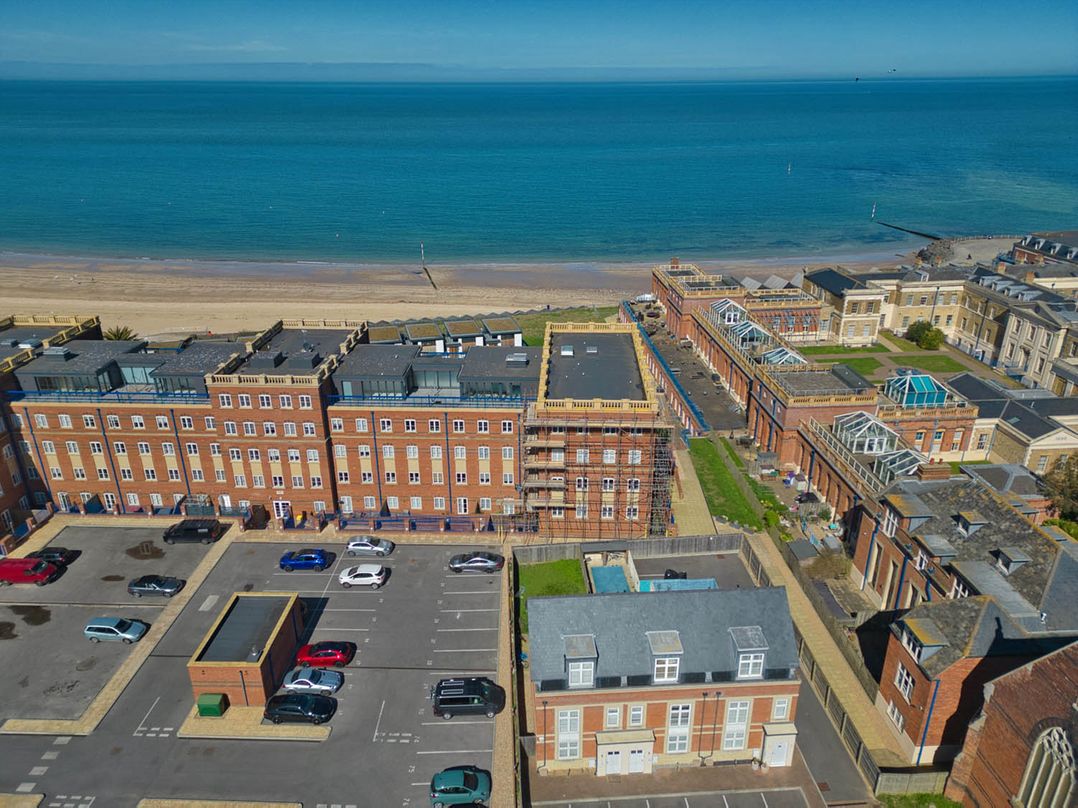 1bed apartment nr beach with garden