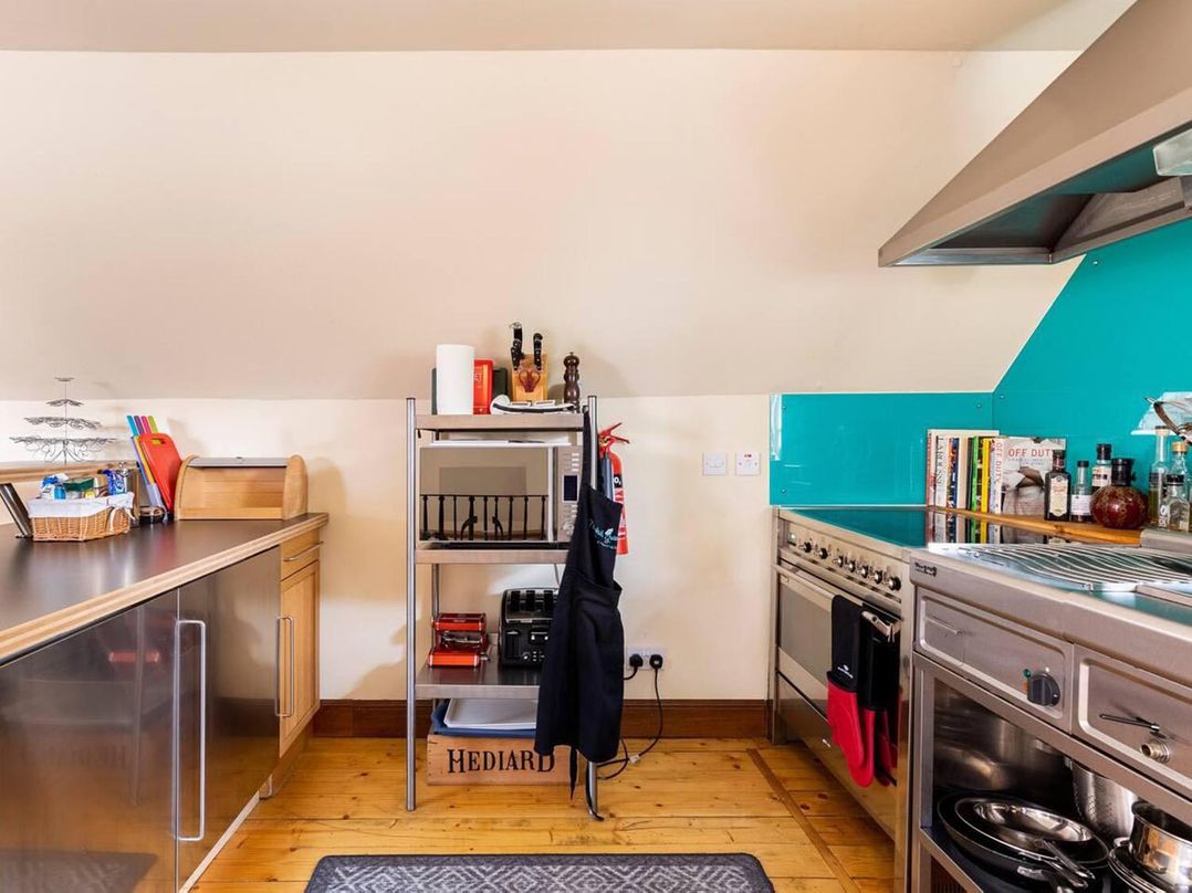 Luxury Duplex Sleeps 2 Hot Tub Balcony Parking