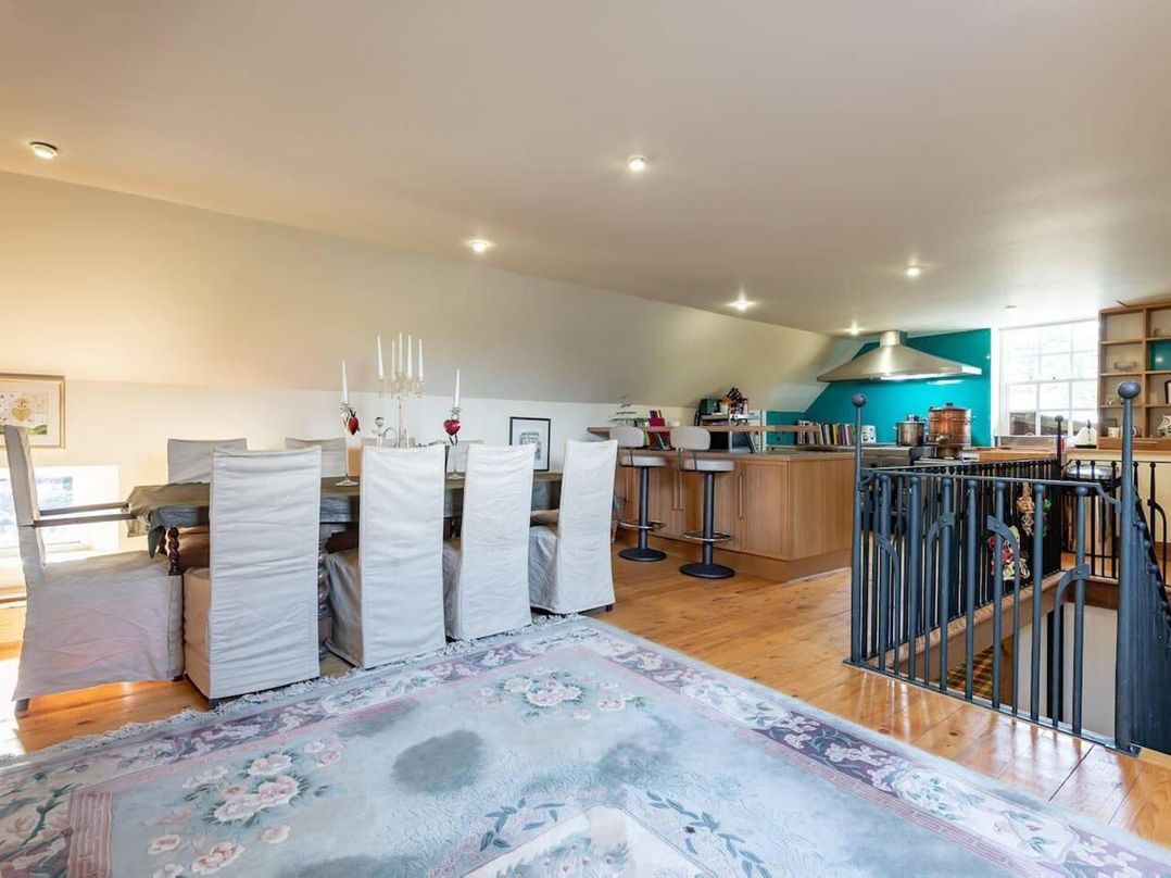 Luxury Duplex Sleeps 2 Hot Tub Balcony Parking