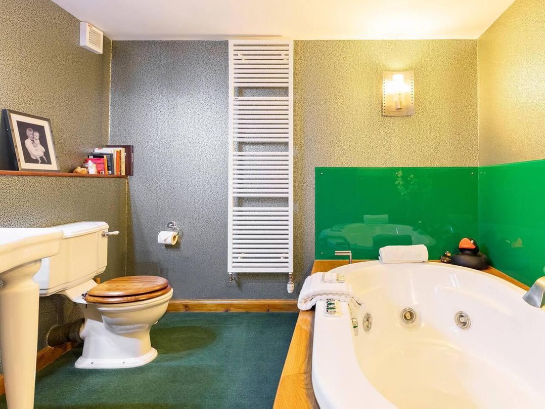 Luxury Duplex Sleeps 2 Hot Tub Balcony Parking