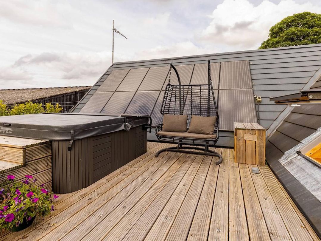 Luxury Duplex Sleeps 2 Hot Tub Balcony Parking