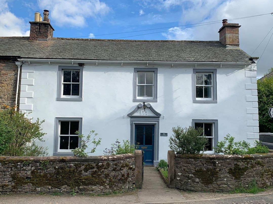 House Sleeps 10 Pet friendly Parking