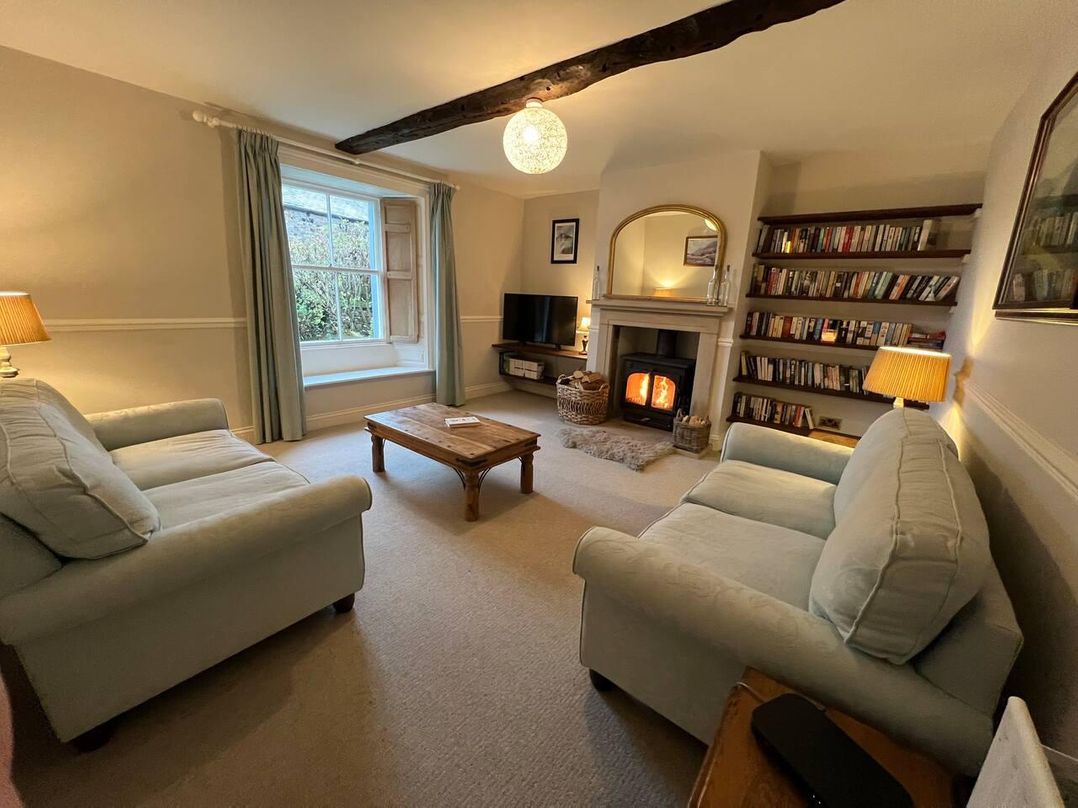 House Sleeps 10 Pet friendly Parking