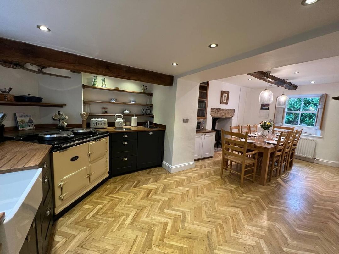 House Sleeps 10 Pet friendly Parking
