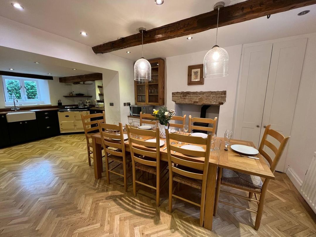 House Sleeps 10 Pet friendly Parking