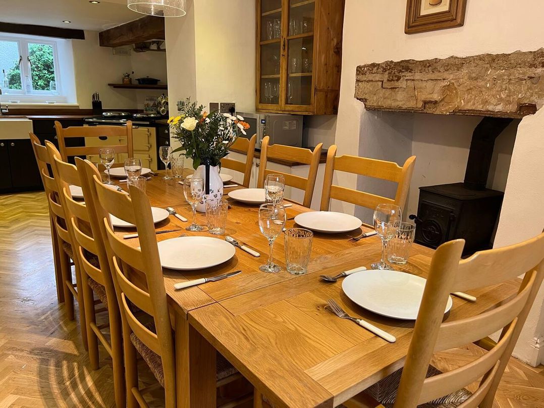 House Sleeps 10 Pet friendly Parking