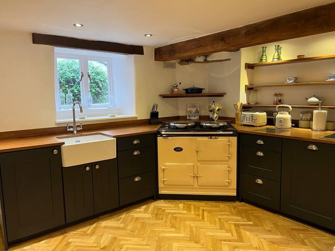 House Sleeps 10 Pet friendly Parking