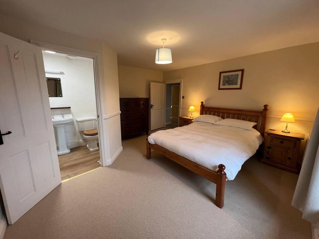 House Sleeps 10 Pet friendly Parking