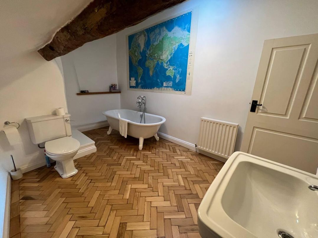 House Sleeps 10 Pet friendly Parking
