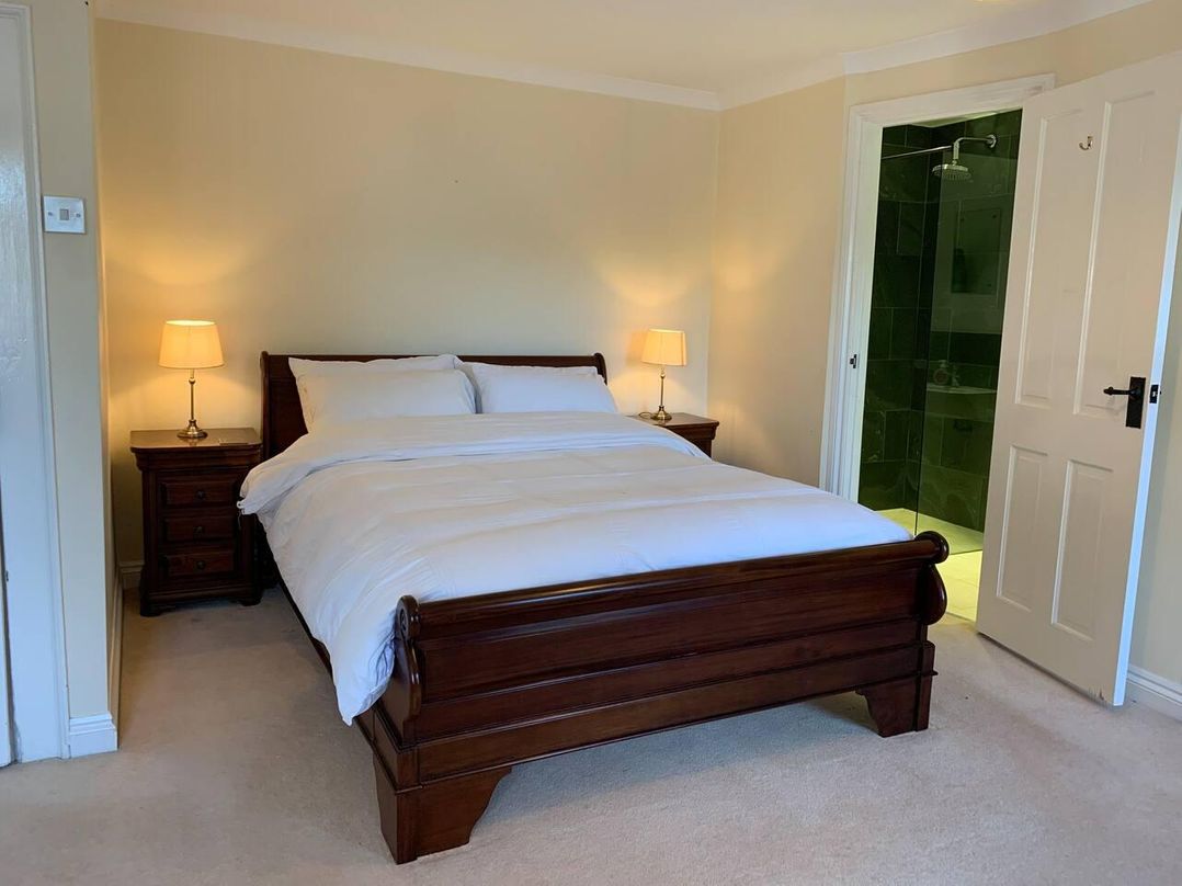 House Sleeps 10 Pet friendly Parking