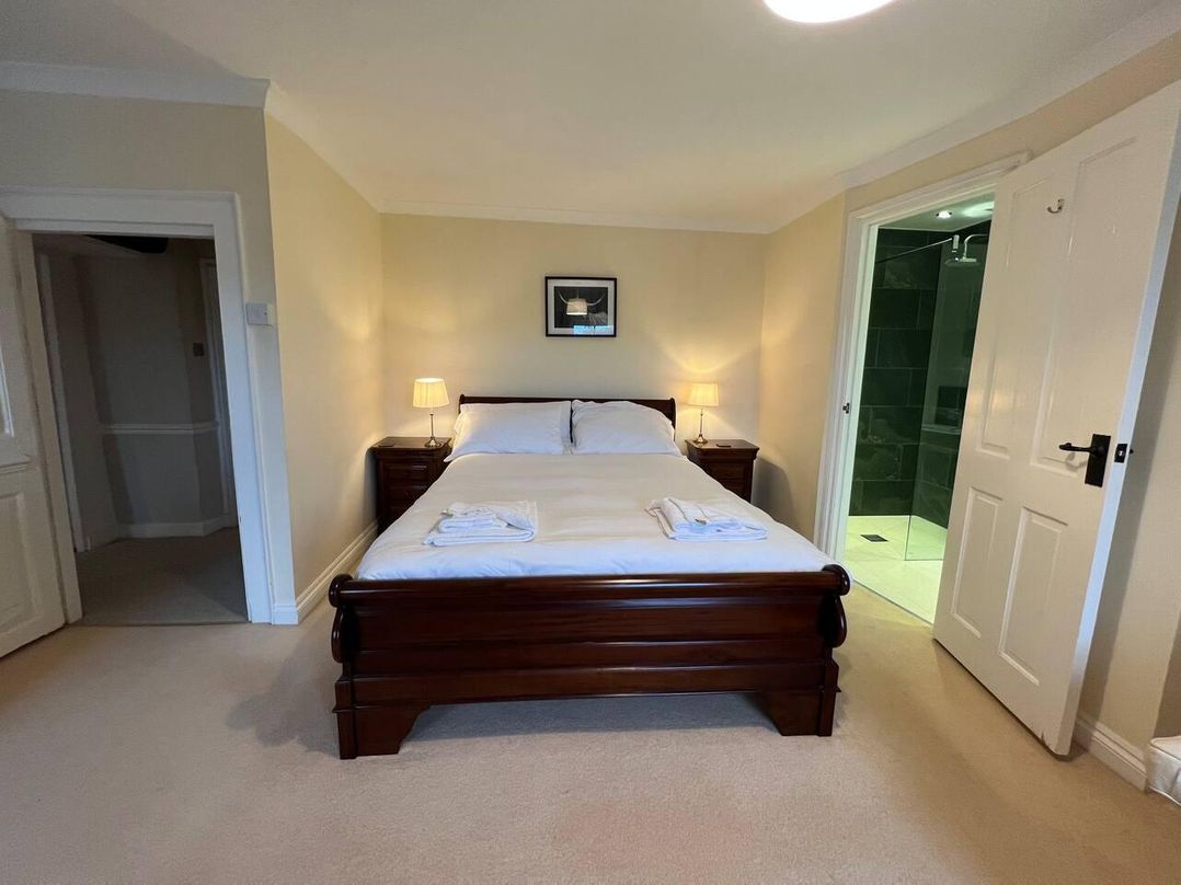 House Sleeps 10 Pet friendly Parking