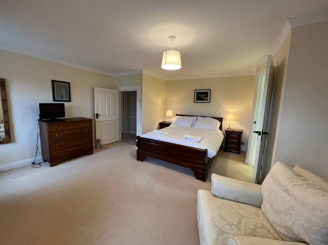 House Sleeps 10 Pet friendly Parking