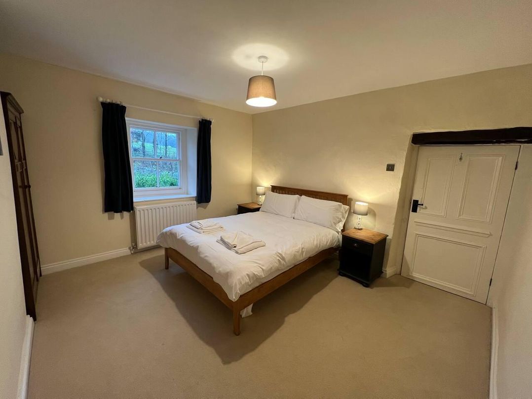 House Sleeps 10 Pet friendly Parking