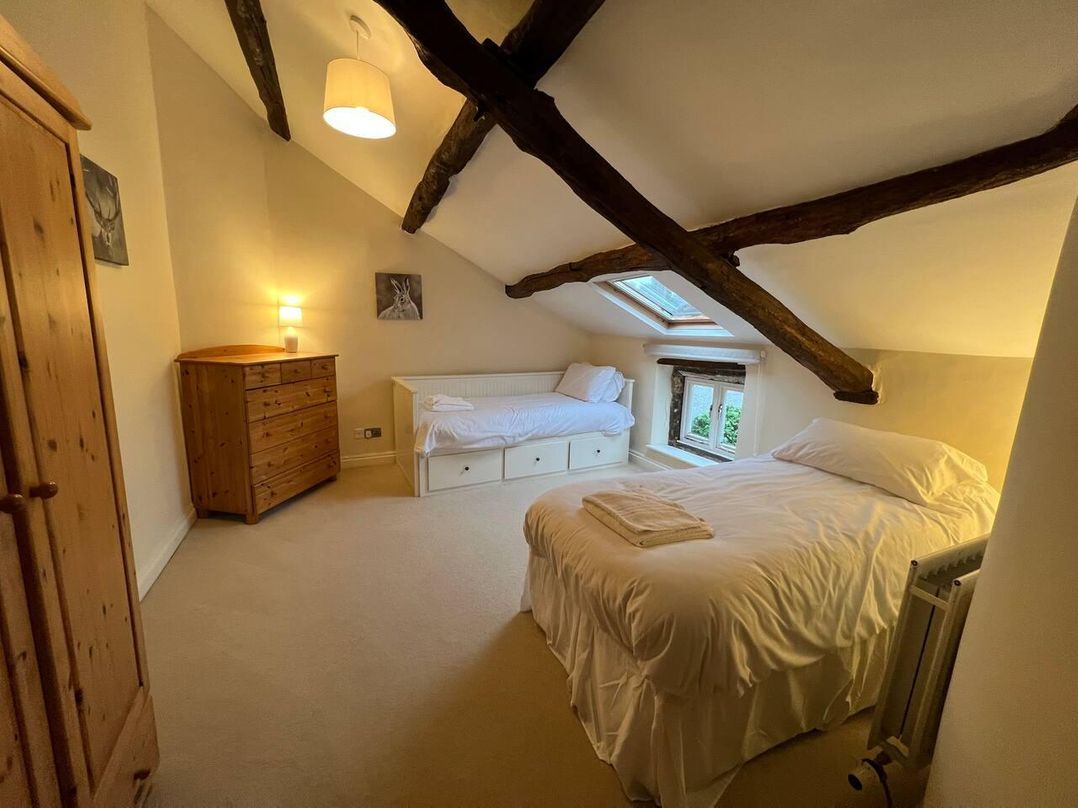 House Sleeps 10 Pet friendly Parking