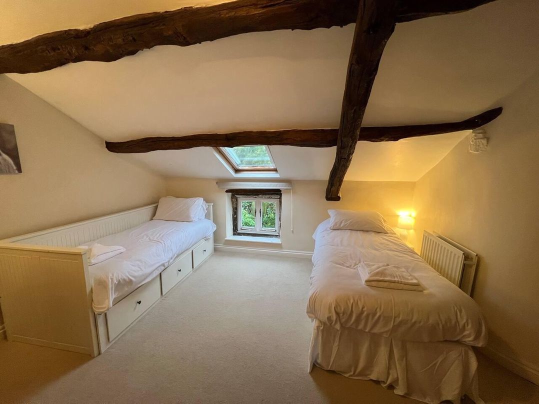House Sleeps 10 Pet friendly Parking