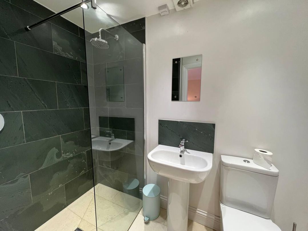 House Sleeps 10 Pet friendly Parking
