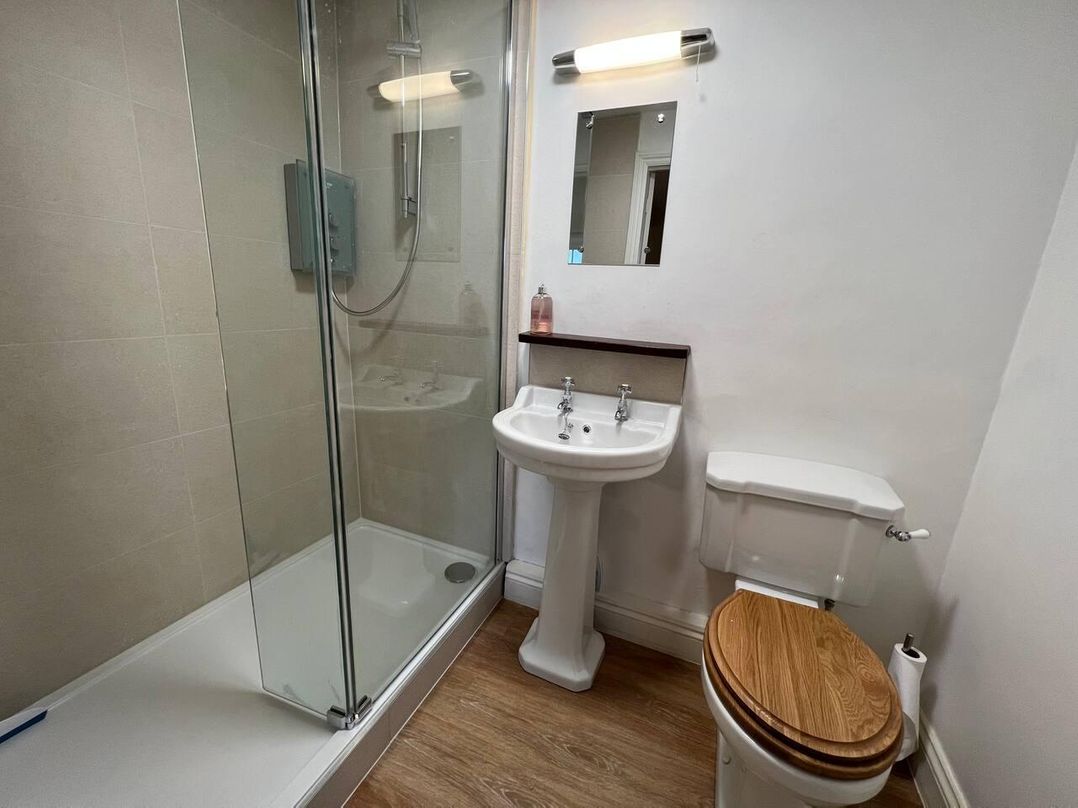 House Sleeps 10 Pet friendly Parking