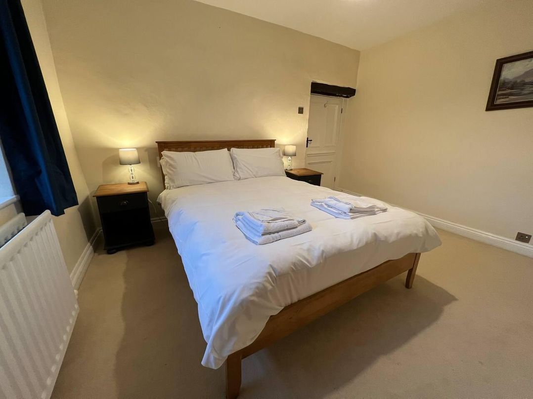 House Sleeps 10 Pet friendly Parking