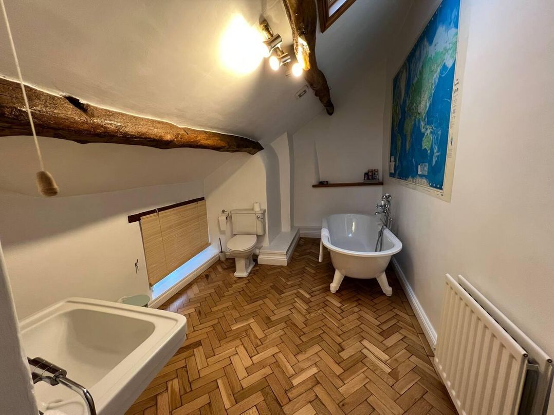 House Sleeps 10 Pet friendly Parking