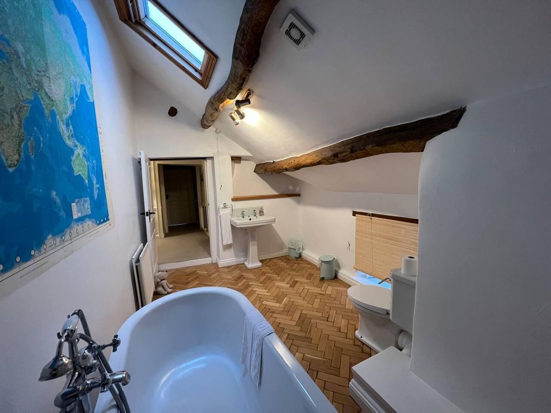 House Sleeps 10 Pet friendly Parking