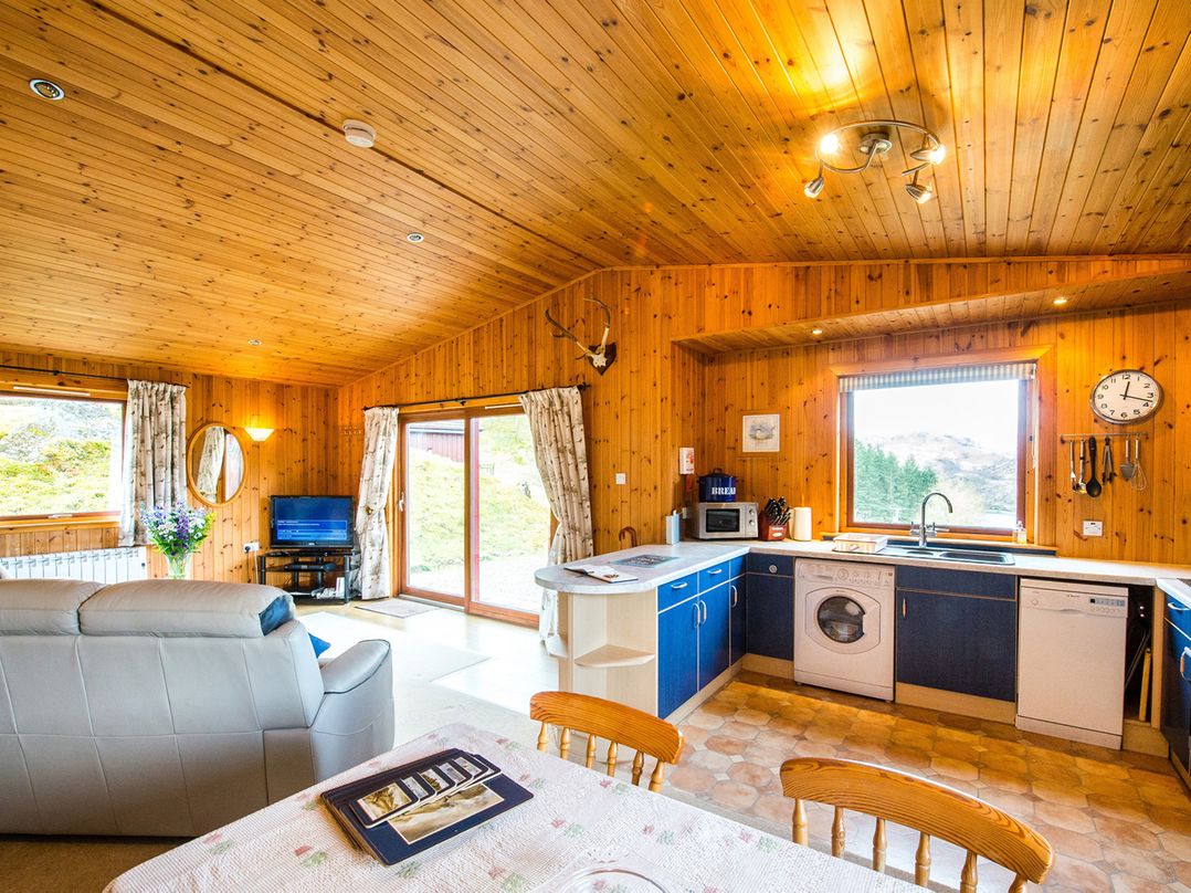 Raven Lodge with beautiful views of Loch Dochart