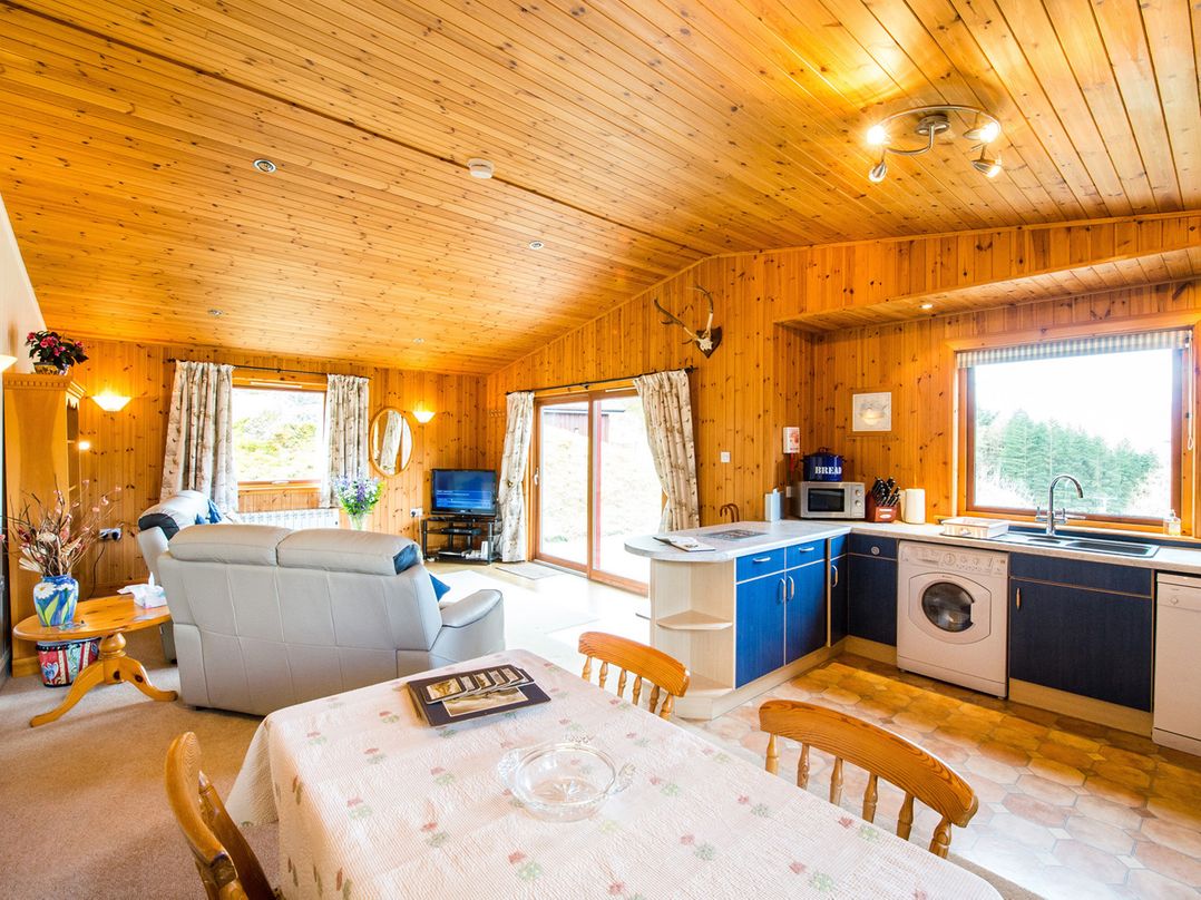 Raven Lodge with beautiful views of Loch Dochart