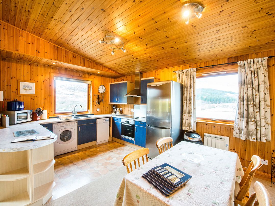 Raven Lodge with beautiful views of Loch Dochart