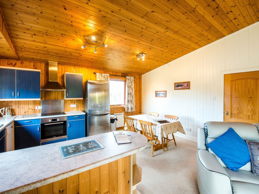 Raven Lodge with beautiful views of Loch Dochart
