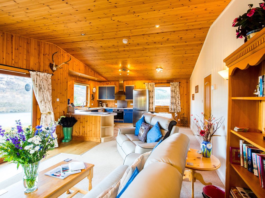 Raven Lodge with beautiful views of Loch Dochart