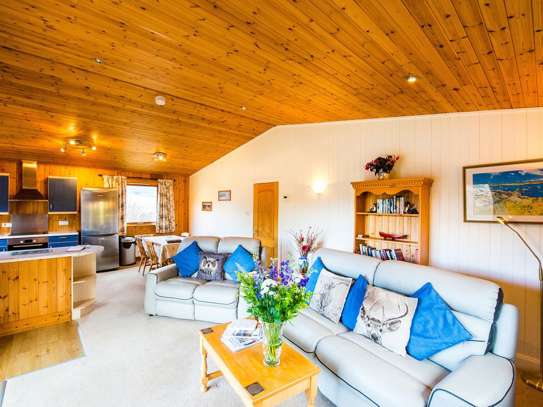 Raven Lodge with beautiful views of Loch Dochart