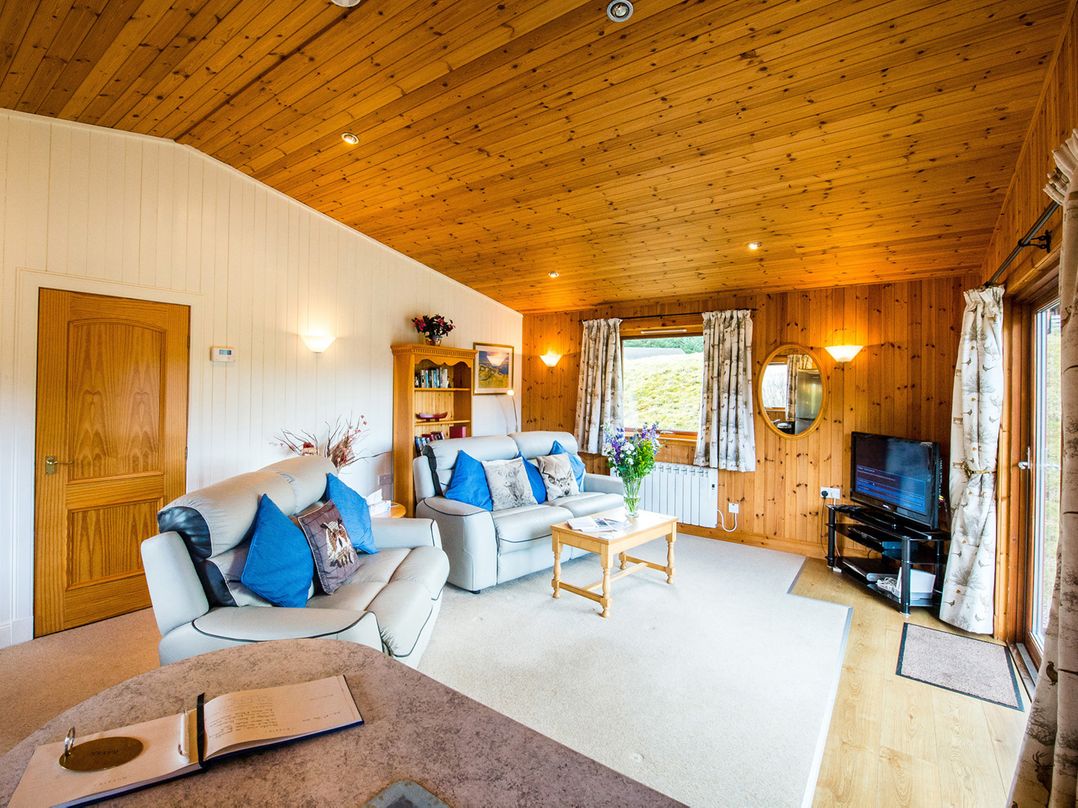 Raven Lodge with beautiful views of Loch Dochart