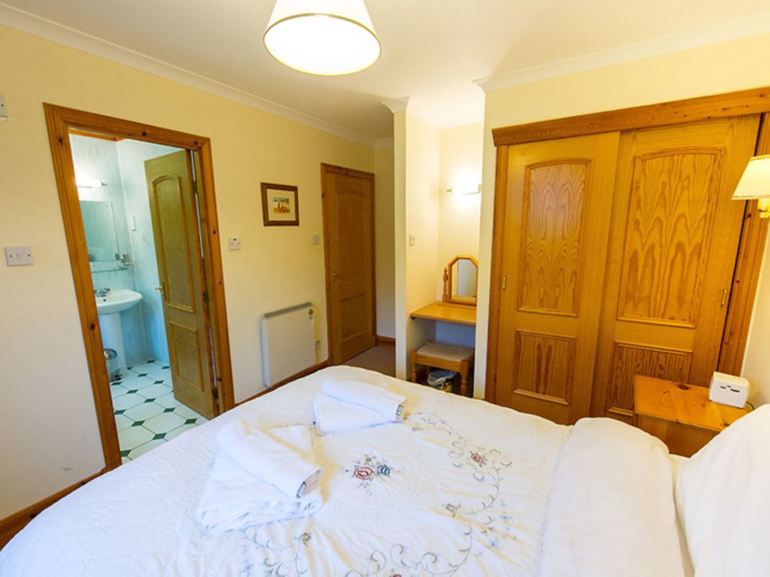 Raven Lodge with beautiful views of Loch Dochart