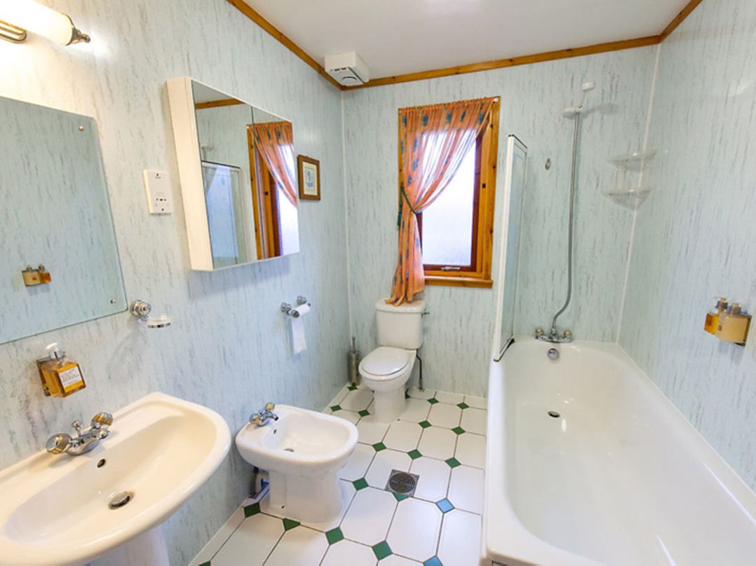 Raven Lodge with beautiful views of Loch Dochart